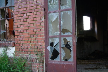 Abgebranntes altes Bauernhaus, kaputtene Fenster
