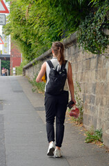 passanten auf einem bürgersteig