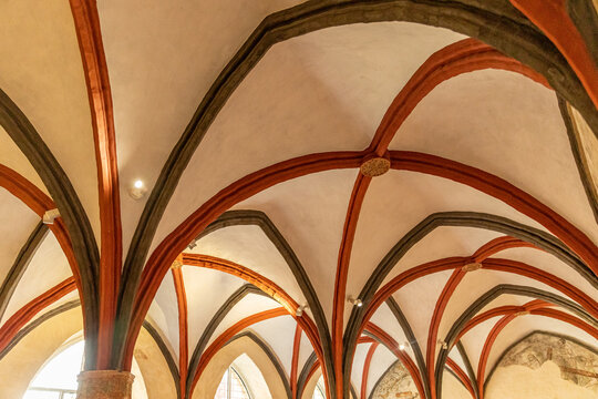 Gotisches Kreuzgewölbe in alten Bauwerken wie Kloster und Kirche