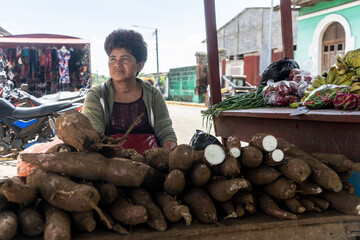 Mature latin woman selling vegetables in an informal market in Nicaragua - obrazy, fototapety, plakaty