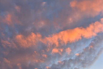 秋の夕方の赤く染まった空