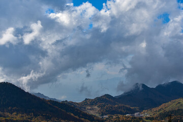 Fototapeta premium 志賀高原 夕方の光が差し込む幻想的な山々