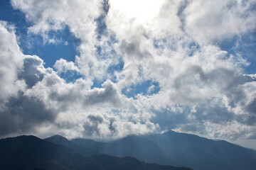 志賀高原　夕方の光が差し込む幻想的な山々