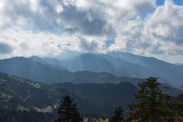 志賀高原　夕方の光が差し込む幻想的な山々