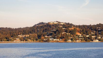 Obraz premium Residential Homes by the Ocean in the City of Nanaimo during a sunny summer day. Taken in Vancouver Island, British Columbia, Canada.