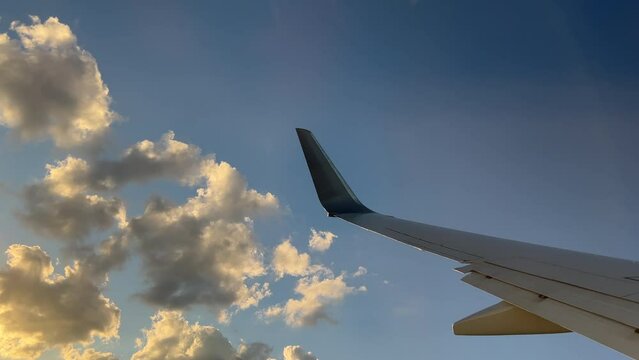 夕暮れの空を上昇する航空機　北九州空港