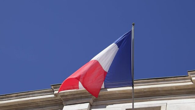 drapeau fran&ccedil;ais sous un ciel bleu
