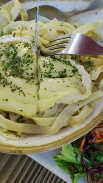 tagliatelle au camembert dans une assiette