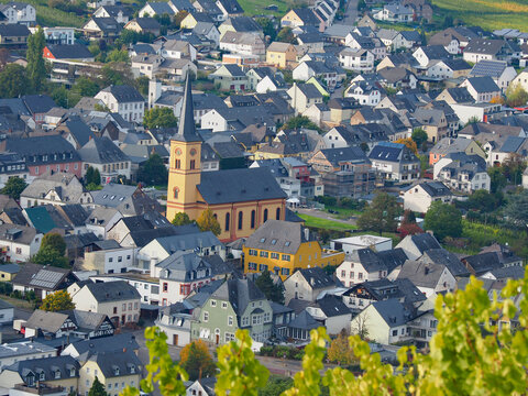 Herbst an der Mosel vom Aussichtspunkt Zummeth&ouml;he bei Leiwen und Trittenheim