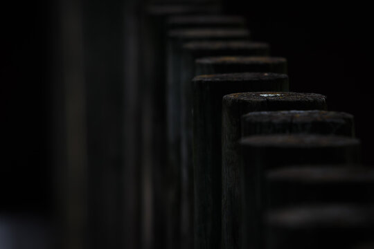 Perspectiva de unos barrotes de madera en el campo