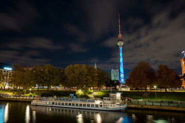 Berlin Alexanderplatz Fernsehturm Nacht Beleuchtung Lichttechnik Fest Spree Fluß Blick Himmel Wolken