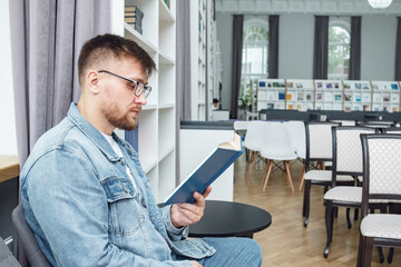 Fototapeta premium A man reads books in the library.