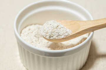 木のスプーンですくうオートミール