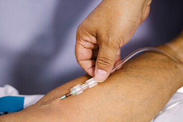 Mano colocando intravenosa para suero 