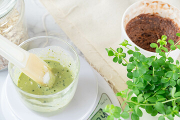 オートミールのお菓子作り　材料を混ぜ合わせる