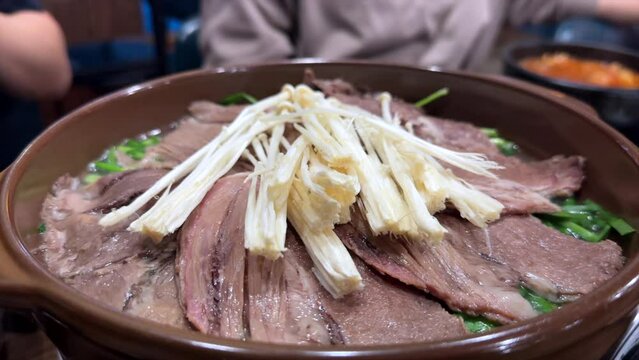 소고기와 버섯이 올라간 한국 전통 전골 요리