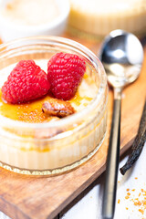 Creme Brulee mit Himbeeren
