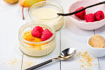 Creme Brulee mit Himbeeren