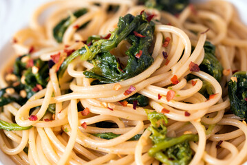 Deliziosi spaghetti con cime di rapa e peperoncino, cibo tipico cilentano, cibo italiano 