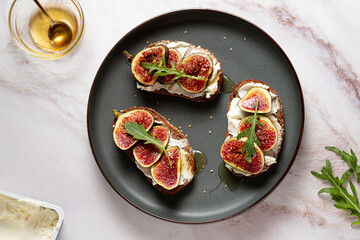 Sandwich with cream cheese, figs and honey