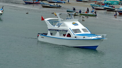 Obraz premium Tour boat in the harbor in Puerto Lopez, Ecuador