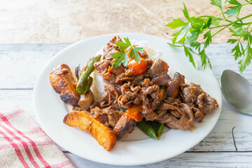 洋風牛丼　ロモサルタード