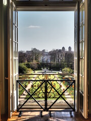 Une fenêtre ouverte dur un parc à Paris en France