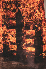 Brand Feuer Flammen Paletten in Vollbrand Feuerwehr