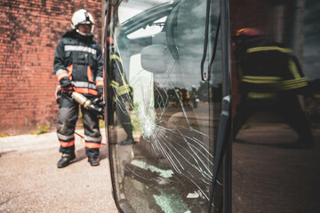 Verkehrsunfall Scheibe gesprungen Feuerwehr technische Hilfe, Retten