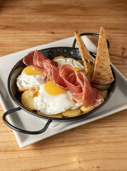 Huevos estrellados, tapas españolas