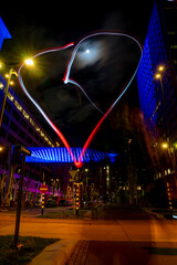 Obraz premium night city street with neon light heart shape