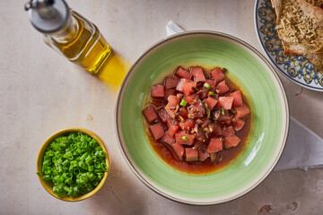 vista cenital de plato con atún en cubos 
