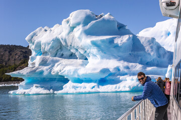 Chico cauc&aacute;sico de viaje en la patagonia argentina