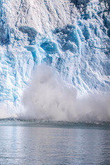 Desprendimiento pared de glaciar