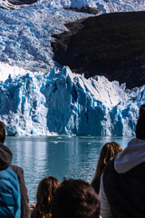 Personas de espaldas viendo el glaciar