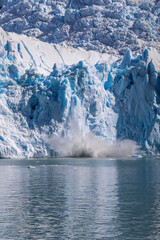 Desprendimiento pared de glaciar