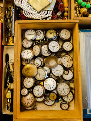 Viele Taschenuhren in einer Holzbox