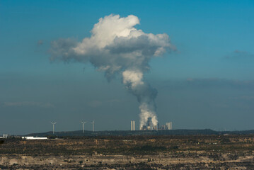 Blick auf das Kohle-Kraftwerk Frimmersdorf mit Windkrafträdern im Vordergrund