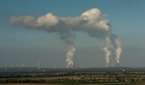 Aufsteigender Qualm des Braunkohlekrafterks Frimmersdorf bei Grevenbroich, Nordrhein-Westfalen, Deutschand