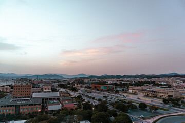 panorama miasta tuż przed zachodem słońca 