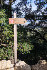 Hinweisschilder und Wegweiser bei der Wanderung auf Mallorca durch das Tramuntana Gebirge auf dem Fernwanderweg GR 221 Ruta de Pedra en Sec. In Richtung Lluc