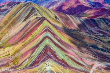 Luchtfoto van de Rainbow Mountains (Montana de Siete Colores) in Peru met Vinicunca in het midden.