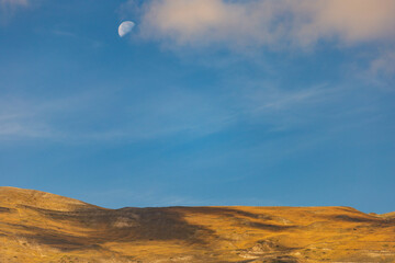 La luna sopra le vette delle montagne