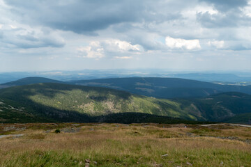 widok na okolicę z góry Śnieżka, Karkonosze, strona Czeska, Czechy