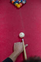Freunde spielen zusammen Billard