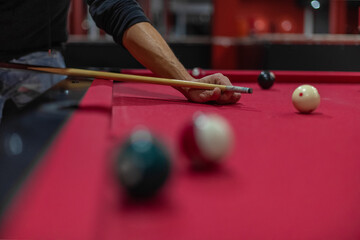 Freunde spielen zusammen Billard