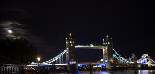 Obraz premium tower bridge at night city