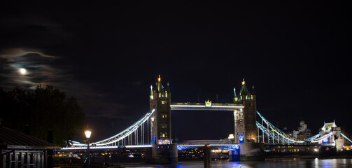 Fototapeta na wymiar tower bridge at night city