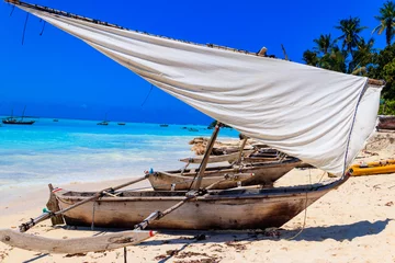 Tableaux ronds sur aluminium Plage de Nungwi, Tanzanie Boutres traditionnels en bois à terre sur la plage de sable tropical de Nungwi dans l& 39 océan Indien à Zanzibar, Tanzanie