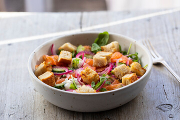 Salad with smoked salmon, pickled onions and croutons